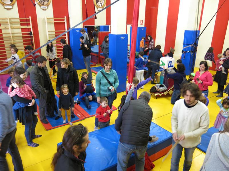 Loco Brusca, Circ Los, Els Barlou i Los Excéntricos a les activitats de febrer a maig